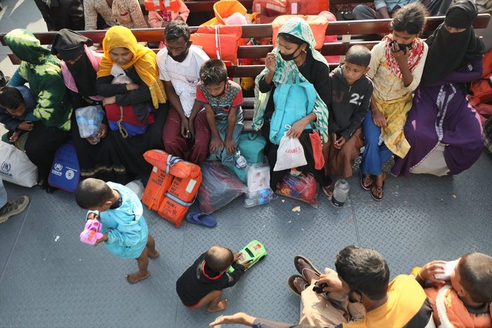Bangladeş, Arakanlı Müslümanları ıssız adaya gönderiyor