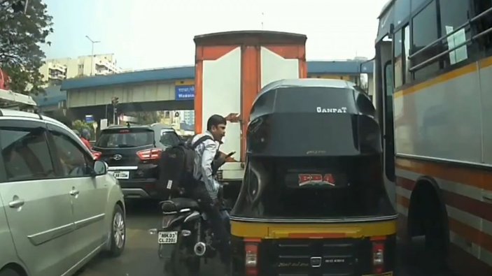 Hindistan'da tartıştığı motosikletliye çarpan sürücü