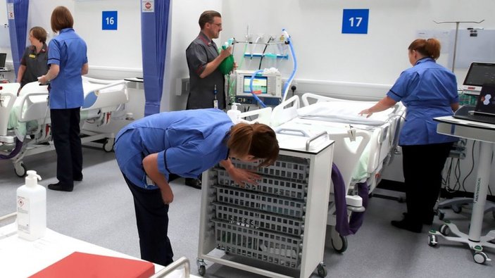 İngiltere'de hastane kapasiteleri doldu