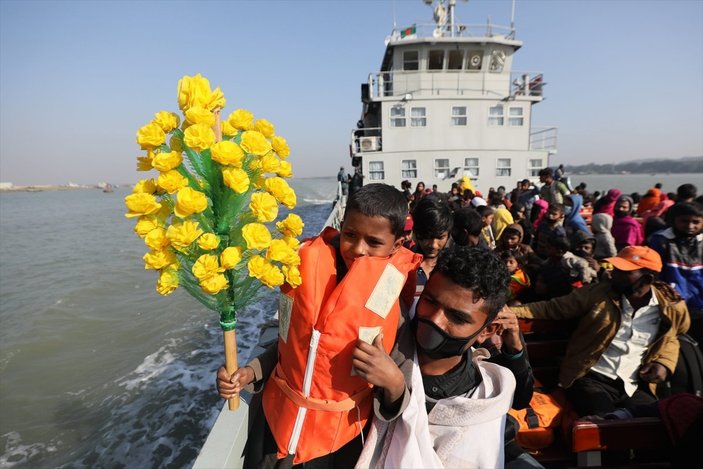 Bangladeş, Arakanlı Müslümanları ıssız adaya gönderiyor