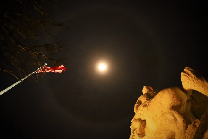 Elazığ'daki 'Ay halesi' vatandaşları heyecanlandırdı