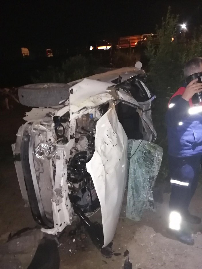 Adana'da otomobil portakal bahçesine uçtu: 2 ölü