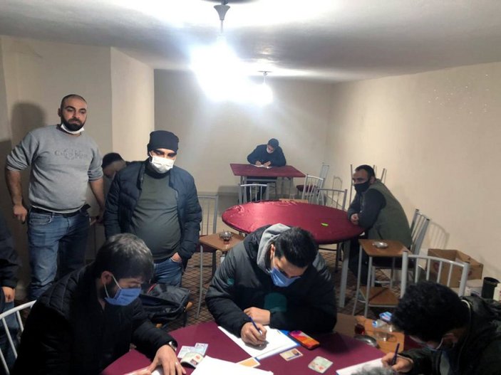 Adana’da kumar baskını: Camdan atlayarak kaçmaya çalıştılar