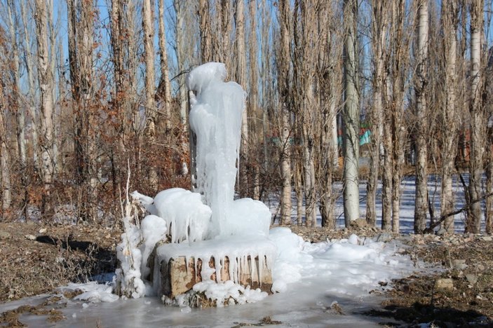 Erzurum'daki çeşmede buzdan heykel oluştu