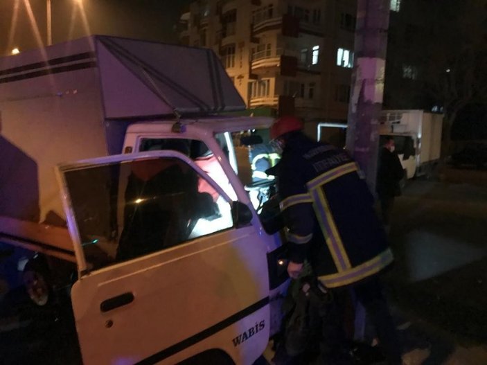 Kayseri'de şoför boş yolda direğe çarptı