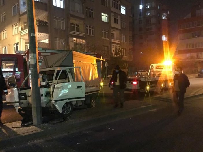 Kayseri'de şoför boş yolda direğe çarptı