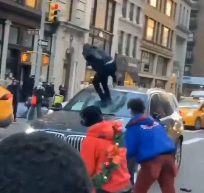 New York'ta arabaya saldıran bisikletli çete