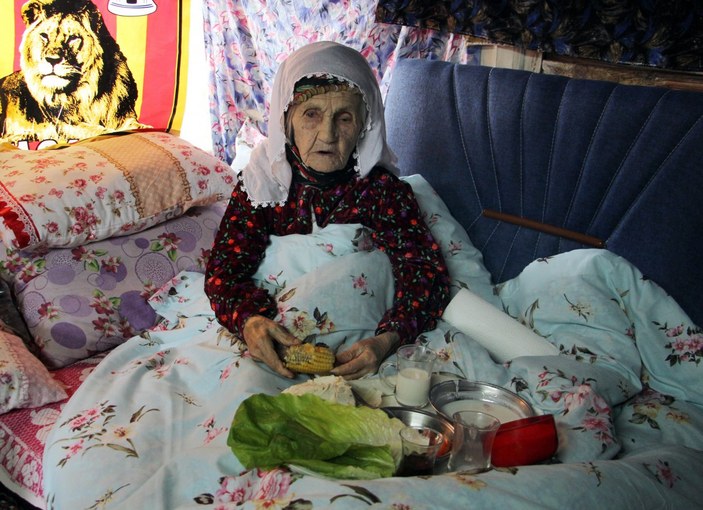 Isparta'da yaşayan 101 yaşındaki Emine Aksoy, koronayı yendi
