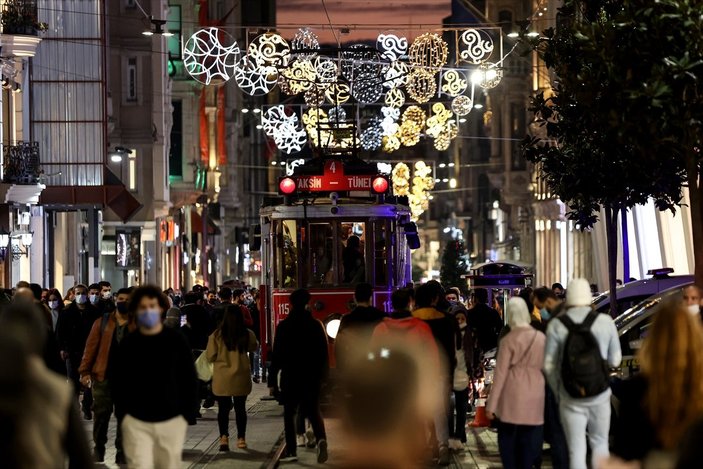 4 günlük yasak öncesi İstiklal Caddesi'nde yoğunluk