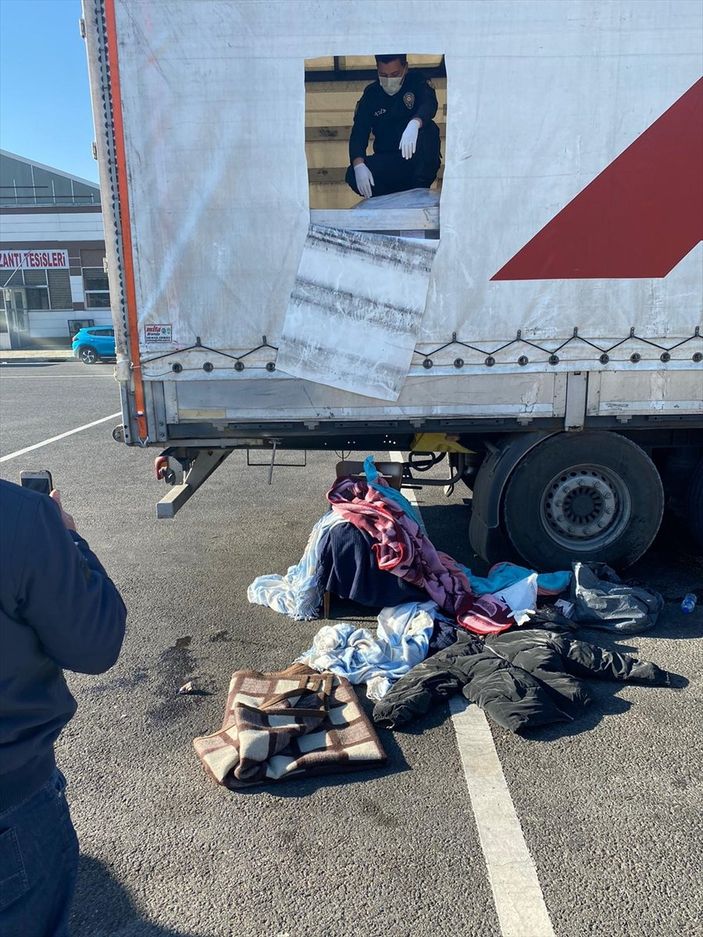 a Adana'da, 13 Suriyeli'nin tırın dorsesinde yolculuk girişimi yarım kaldı