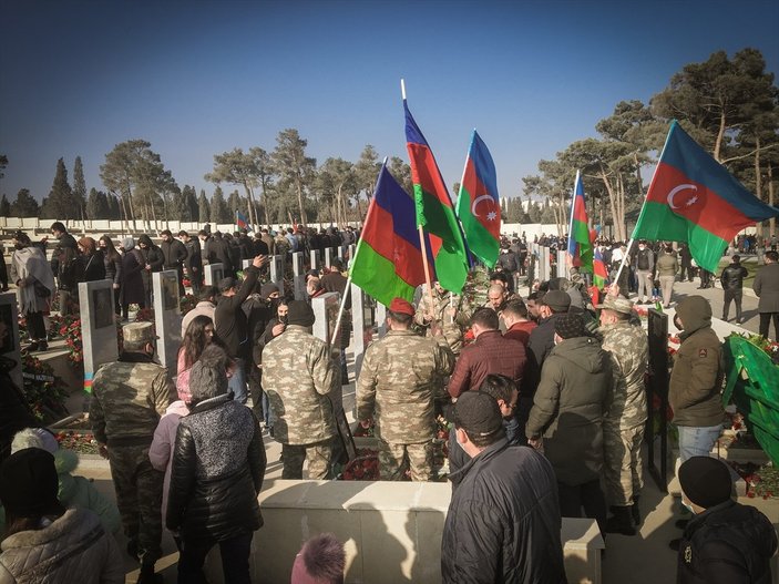 Azerbaycanlılar, şehitliklere akın etti