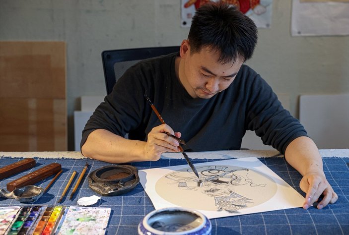 Çinli sanatçı, yerleştiği İstanbul'da Türk-İslam motifleri ile Çin sanatını sentezliyor