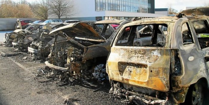 Fransa’da lüks araç bayiinde yangın: 40 araç kül oldu