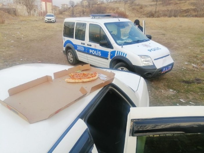 Kayseri'de otomobil hırsızları çaldıkları araçta pizza yerken yakalandı