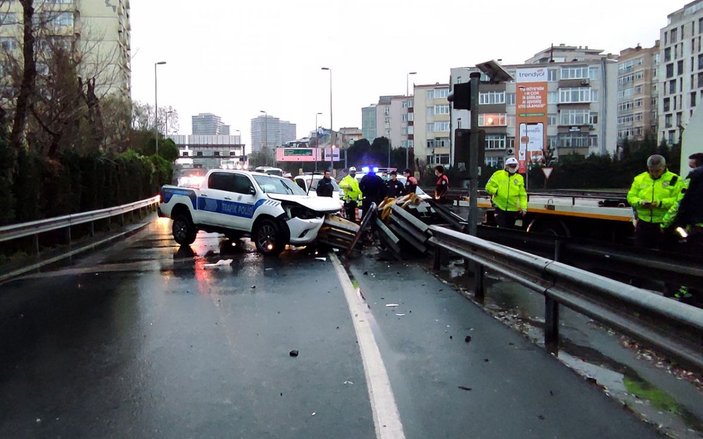 Mecidiyeköy'de polis aracı bariyerlere girdi: 2 yaralı