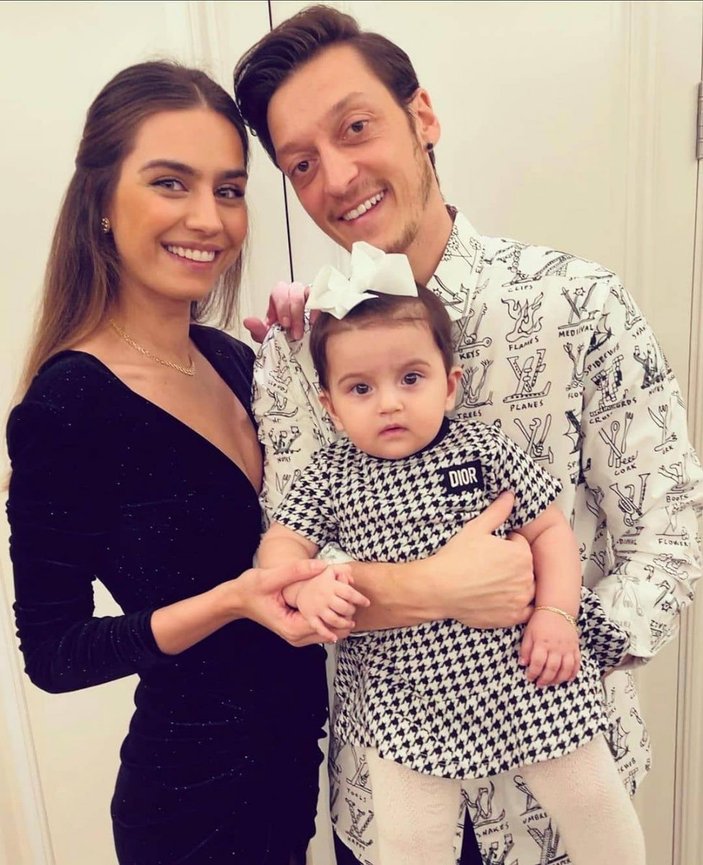 Amine Gülşe ile Mesut Özil kızları Eda'yı gösterdi