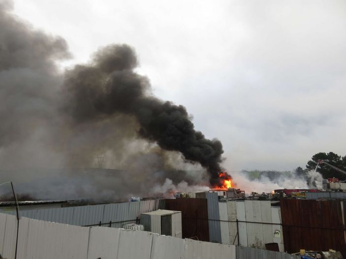 Tuzla'da fabrika bahçesinde yangın çıktı