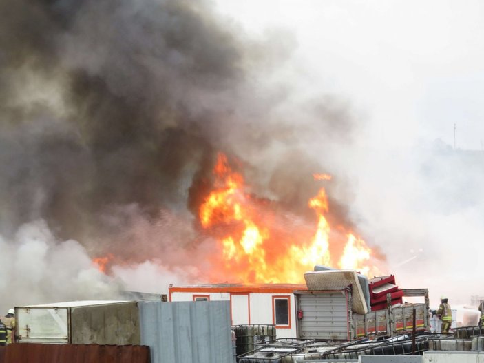 Tuzla'da fabrika bahçesinde yangın çıktı