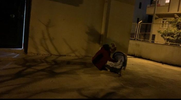 d Gaziantep'te bir kadın, bebeğinin yanında tabancayla vurulmuş halde bulundu