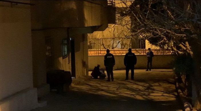 d Gaziantep'te bir kadın, bebeğinin yanında tabancayla vurulmuş halde bulundu