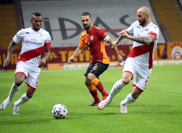 10 kişi kalan Galatasaray, Antalyaspor'la berabere kaldı