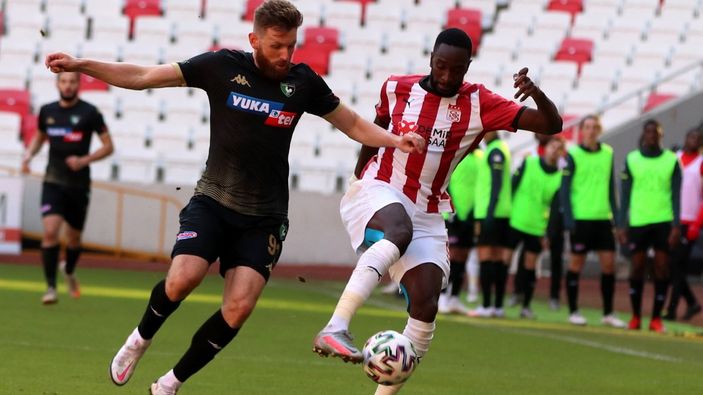 Sivasspor maçında gol iptal edildi, penaltı kararı verildi