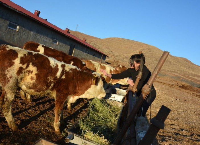 Erzincan'da 12 yaşındaki kız, harçlıklarıyla çiftçiliğe atıldı