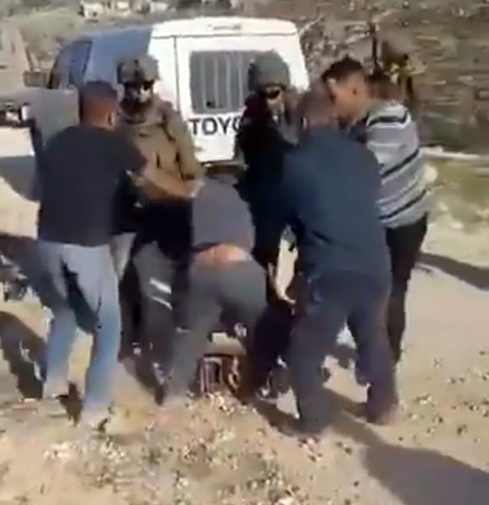 İşgalci İsrail askerleri, direnen Filistinliyi boynundan vurdu
