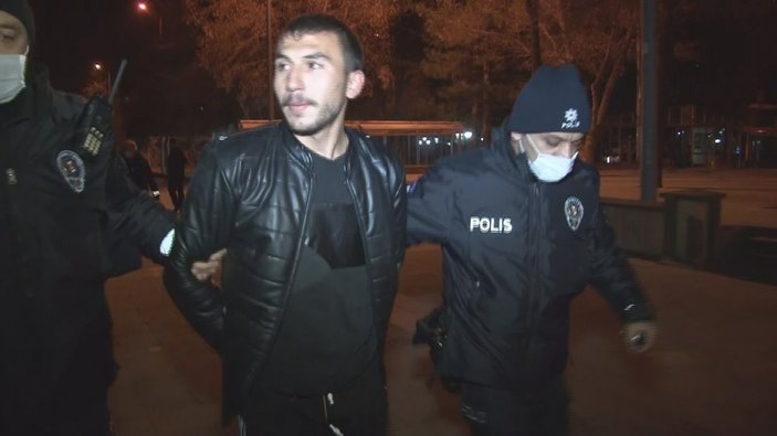 Kayseri'de mezarlıkta tüfekle havaya ateş açan 2 genç yakalandı