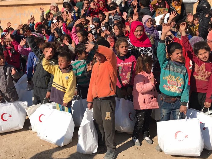Mehmetçik'ten Barış Pınarı bölgesindeki öğrencilere giyecek yardımı