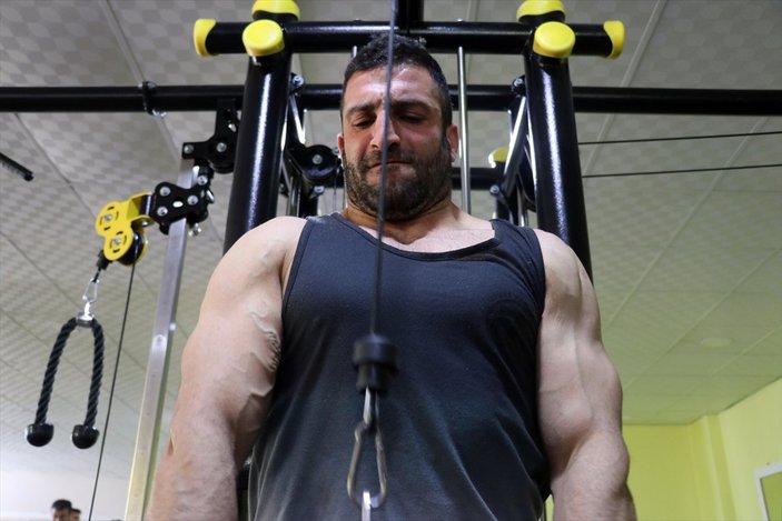 Vücut geliştirme sporcusu Ömer Çeçen, kendisi gibi engellilere ilham olmak istiyor