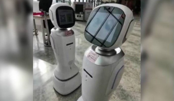 Çin’de iki robotun tartıştığı anlar sosyal medyada gündem oldu