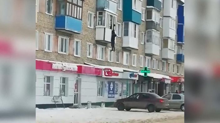 Rusya’da evli kadınla basıldığı iddia edilen kişinin kaçma anı kamerada