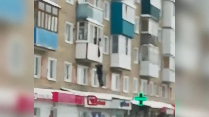 Rusya’da evli kadınla basıldığı iddia edilen kişinin kaçma anı kamerada