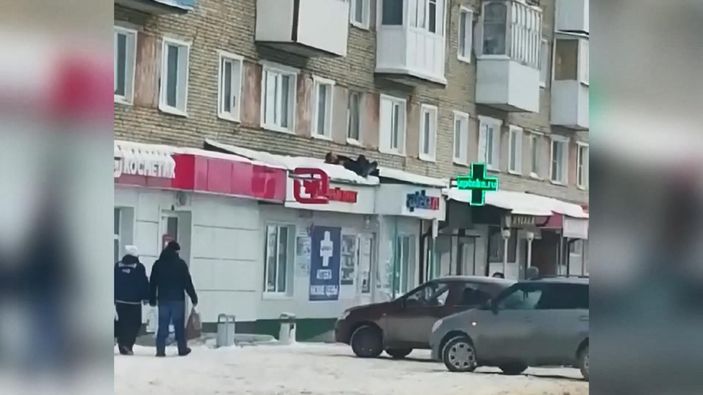 Rusya’da evli kadınla basıldığı iddia edilen kişinin kaçma anı kamerada