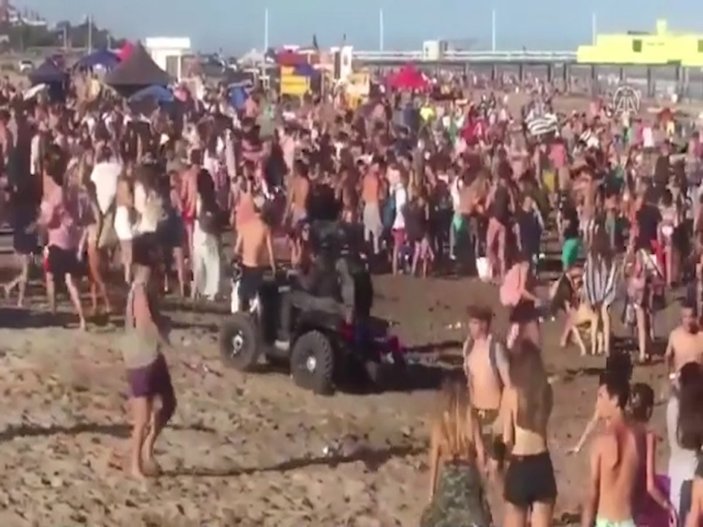 Arjantin'de polis, plajda sosyal mesafe kuralına uymayanları motorla dağıttı