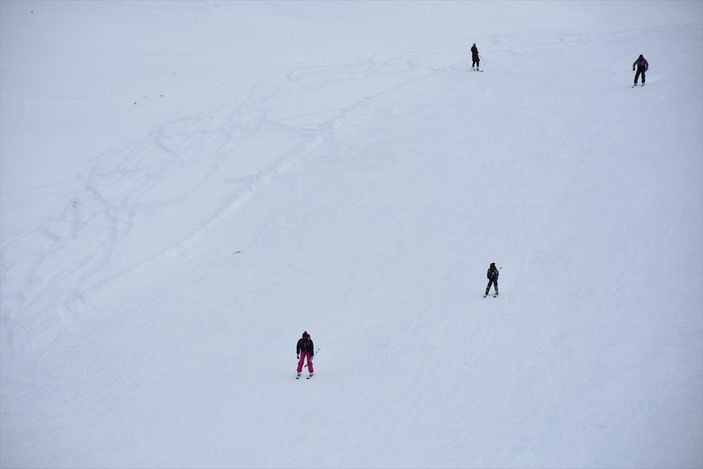 Hakkari'deki kayak merkezi, korona tedbirleri altında kapılarını sporculara açtı