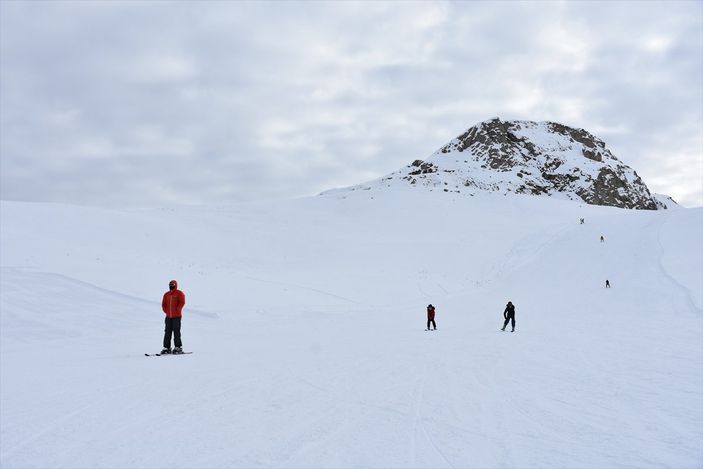 Hakkari'deki kayak merkezi, korona tedbirleri altında kapılarını sporculara açtı