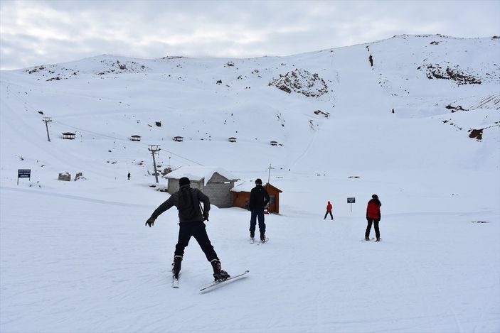 Hakkari'deki kayak merkezi, korona tedbirleri altında kapılarını sporculara açtı