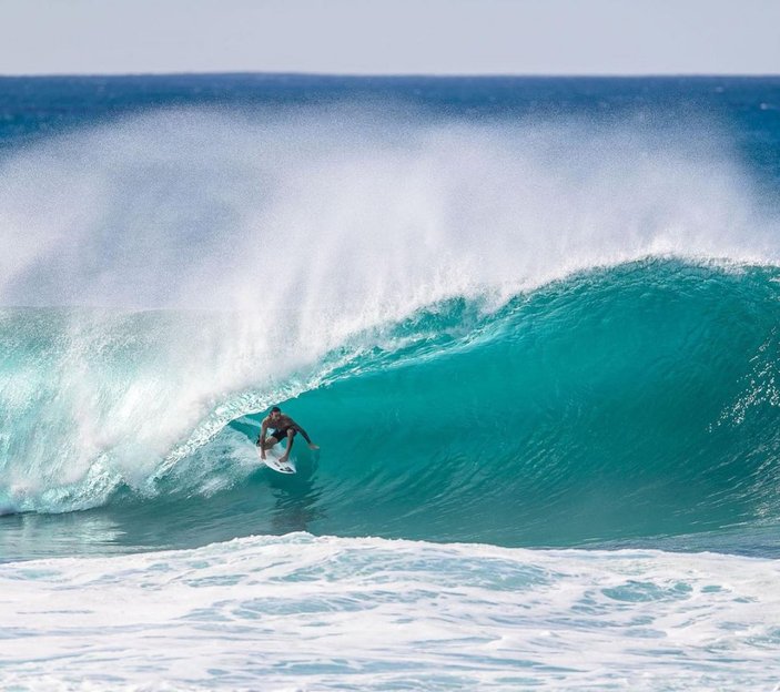 Havai’de sörfçü Mikey Wright boğulan bir kişiyi boğulmaktan kurtardı