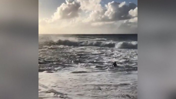 Havai’de sörfçü Mikey Wright boğulan bir kişiyi boğulmaktan kurtardı
