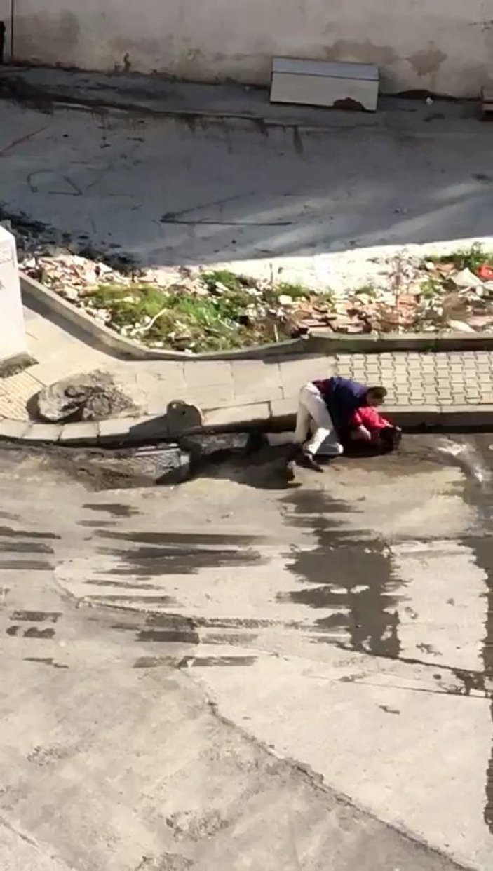 Arnavutköy'de iki arkadaşın yumruk yumruğa kavgası