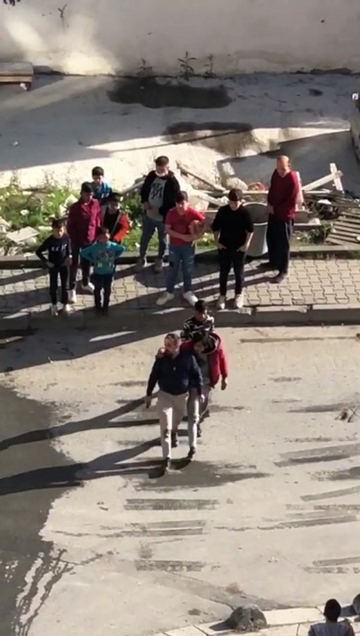 Arnavutköy'de iki arkadaşın yumruk yumruğa kavgası