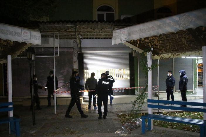 Adana'da kuyumcuya giren iki hırsız suçüstü yakalandı