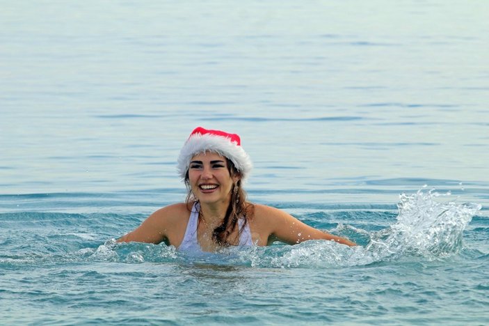 Türkiye aşığı Rus turistin Antalya'daki deniz keyfi