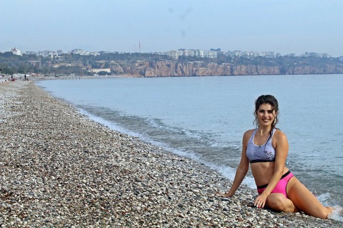 Türkiye aşığı Rus turistin Antalya'daki deniz keyfi