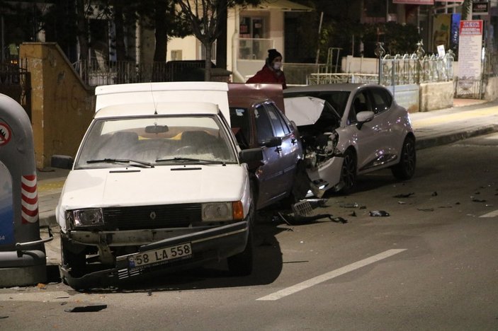 Sivas’ta alkollü sürücü ortalığı birbirine kattı: 2 araca çarptı
