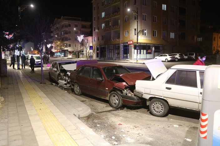 Sivas’ta alkollü sürücü ortalığı birbirine kattı: 2 araca çarptı