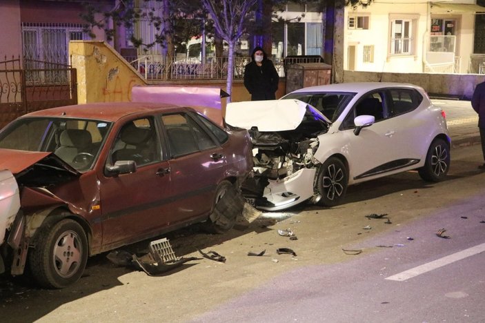 Sivas’ta alkollü sürücü ortalığı birbirine kattı: 2 araca çarptı