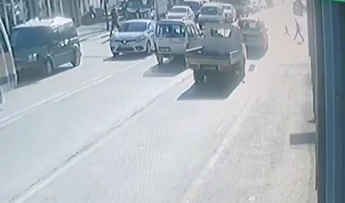 i Bursa'da kırmızı ışık ihlali yapan sürücü, çocuğa çarptı